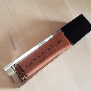 Anastasia Beverly Hills Luminous Liquid Foundation 560W
